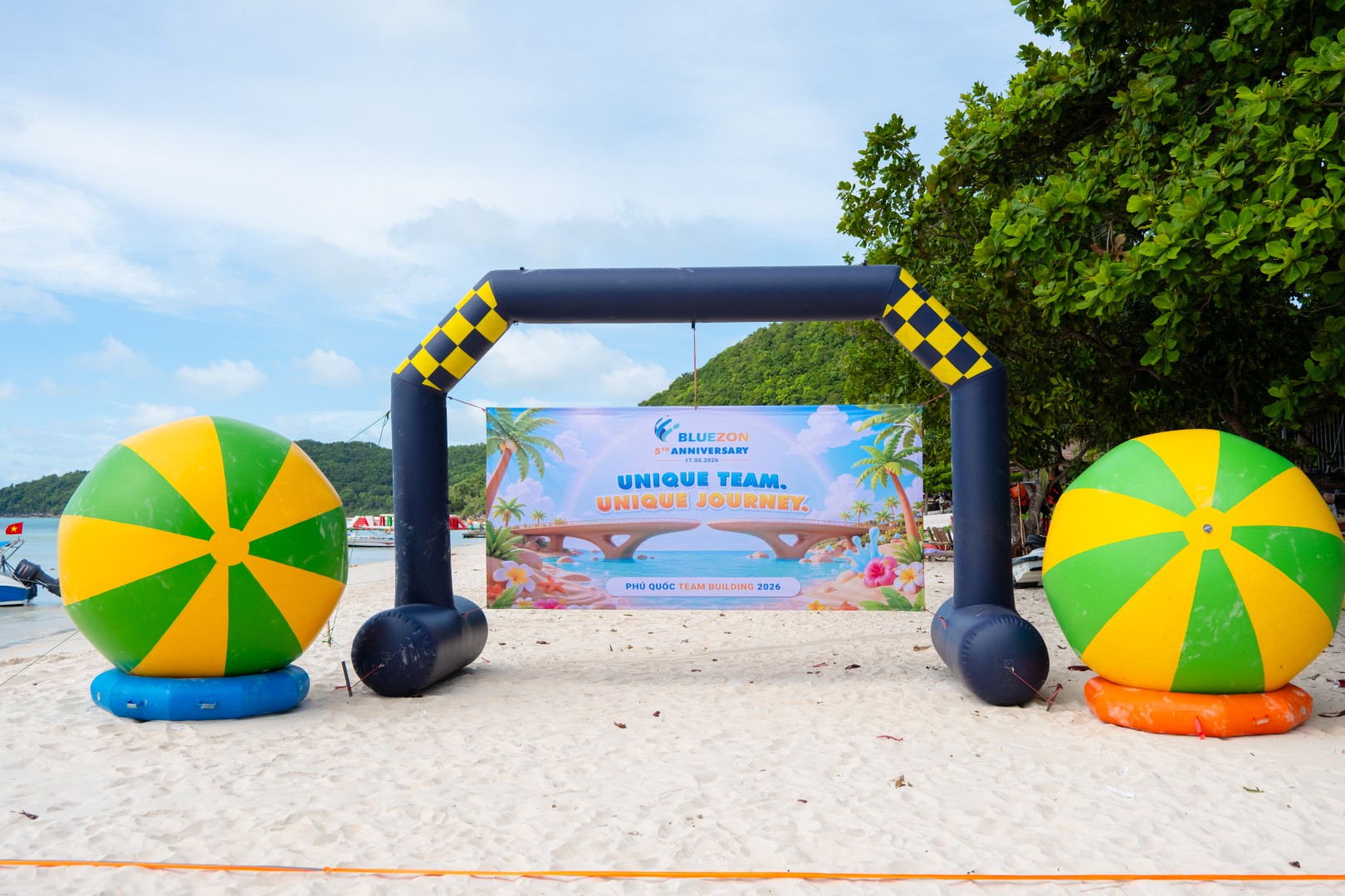 Cổng hơi banner BLUEZON 5TH ANNIVERSARY tại bãi biển Phú Quốc