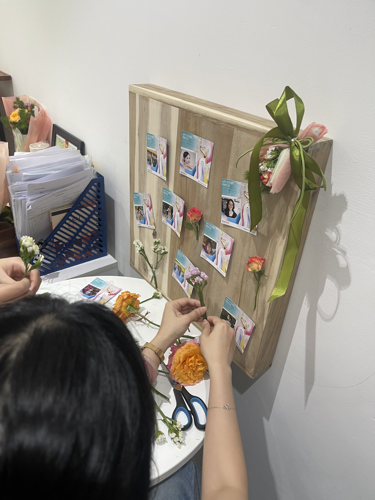 Chuẩn bị bảng ảnh và hoa cho chương trình 20/10 tại Bluezon