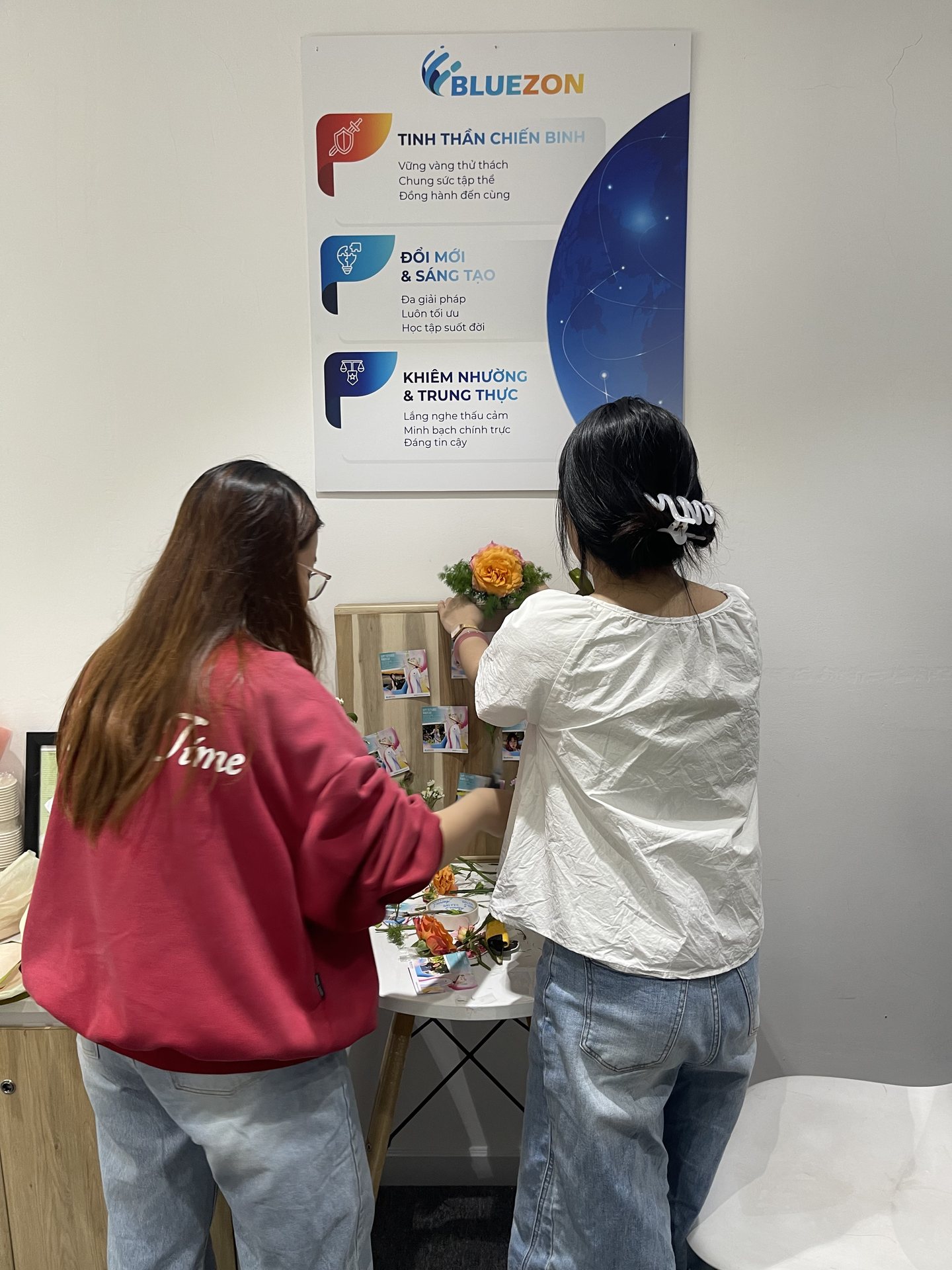 Chuẩn bị bảng ảnh và hoa cho chương trình 20/10 tại Bluezon