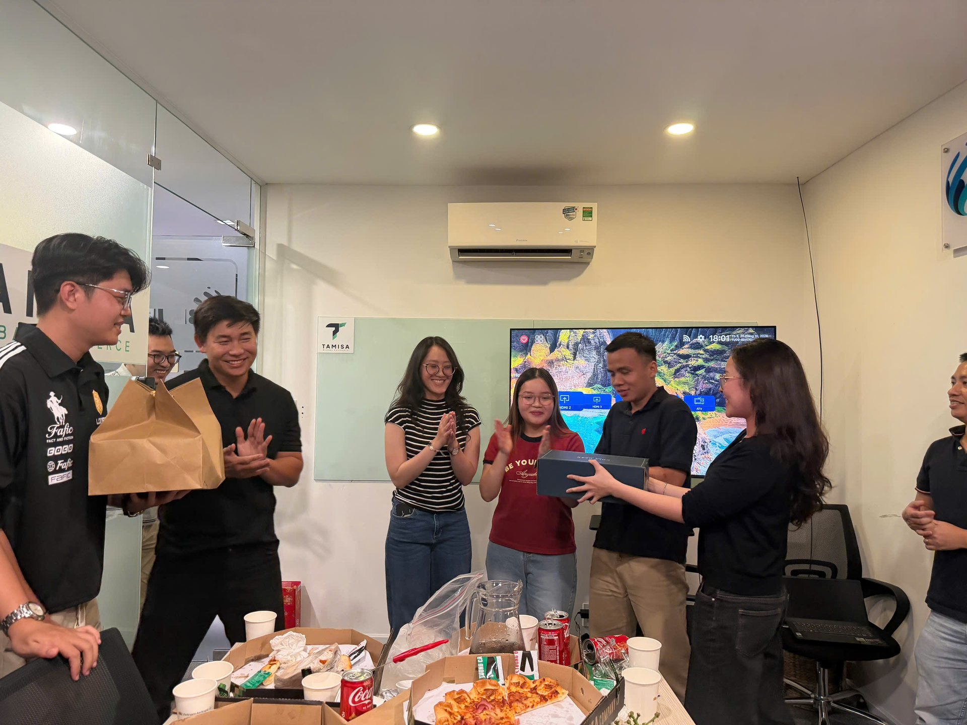 Trao thưởng mini game trong chương trình 20/10 tại Bluezon