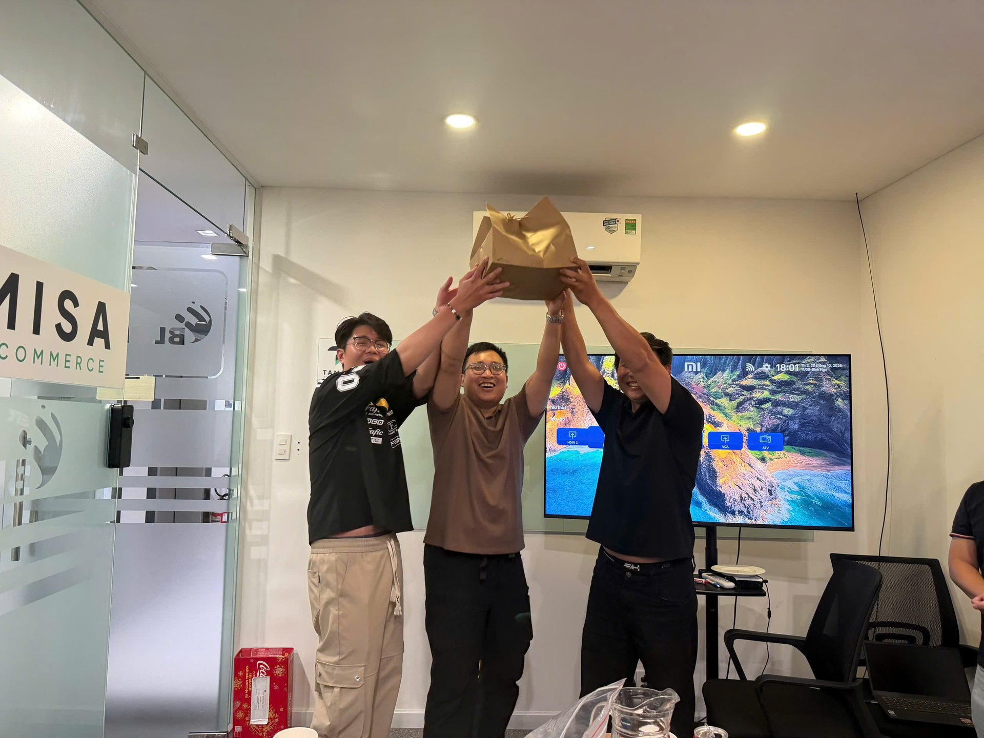 Trao thưởng mini game trong chương trình 20/10 tại Bluezon