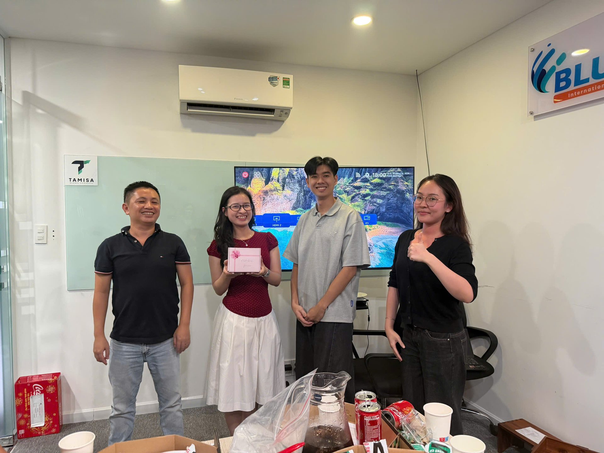 Trao thưởng mini game trong chương trình 20/10 tại Bluezon