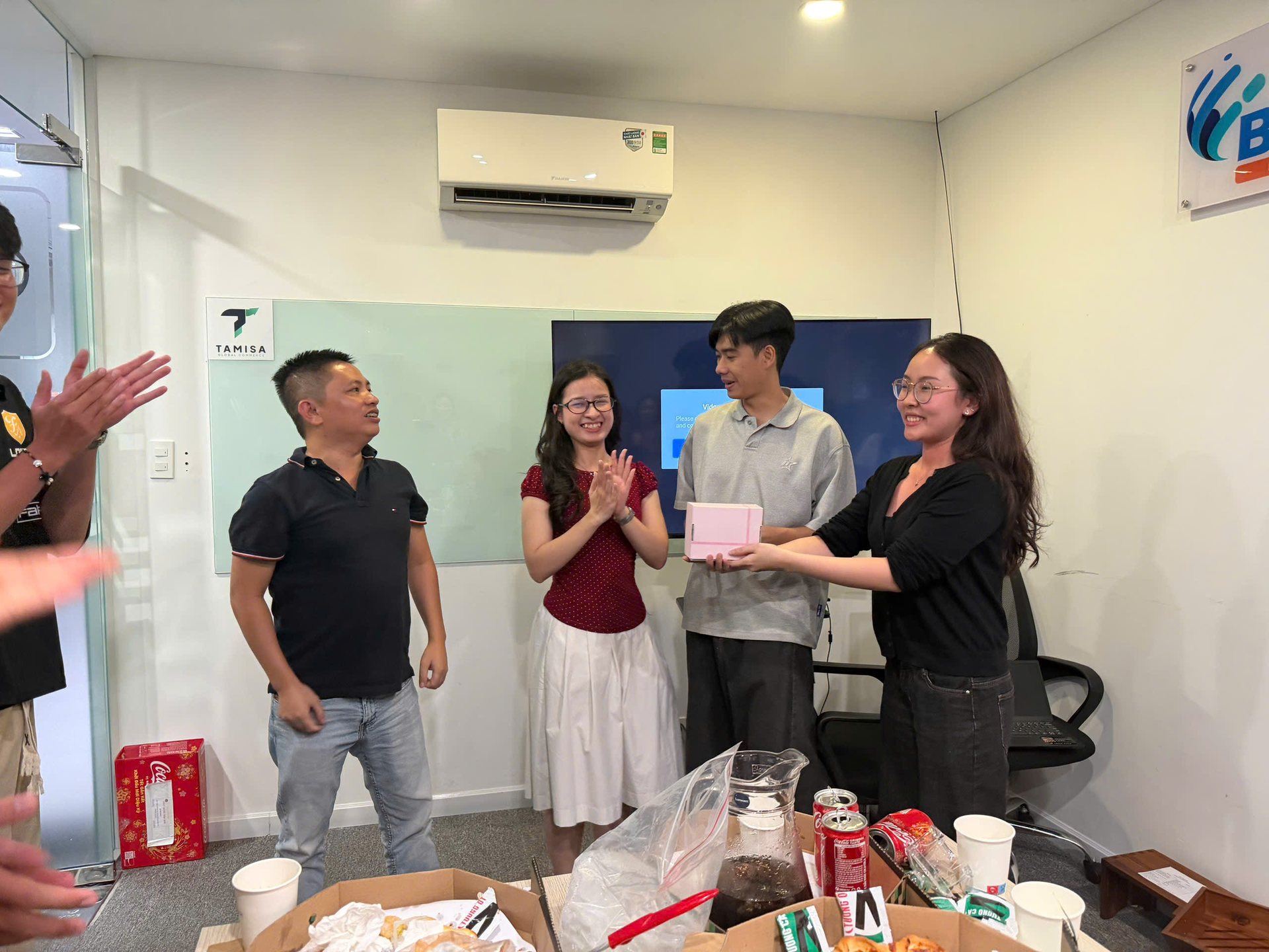 Trao thưởng mini game trong chương trình 20/10 tại Bluezon