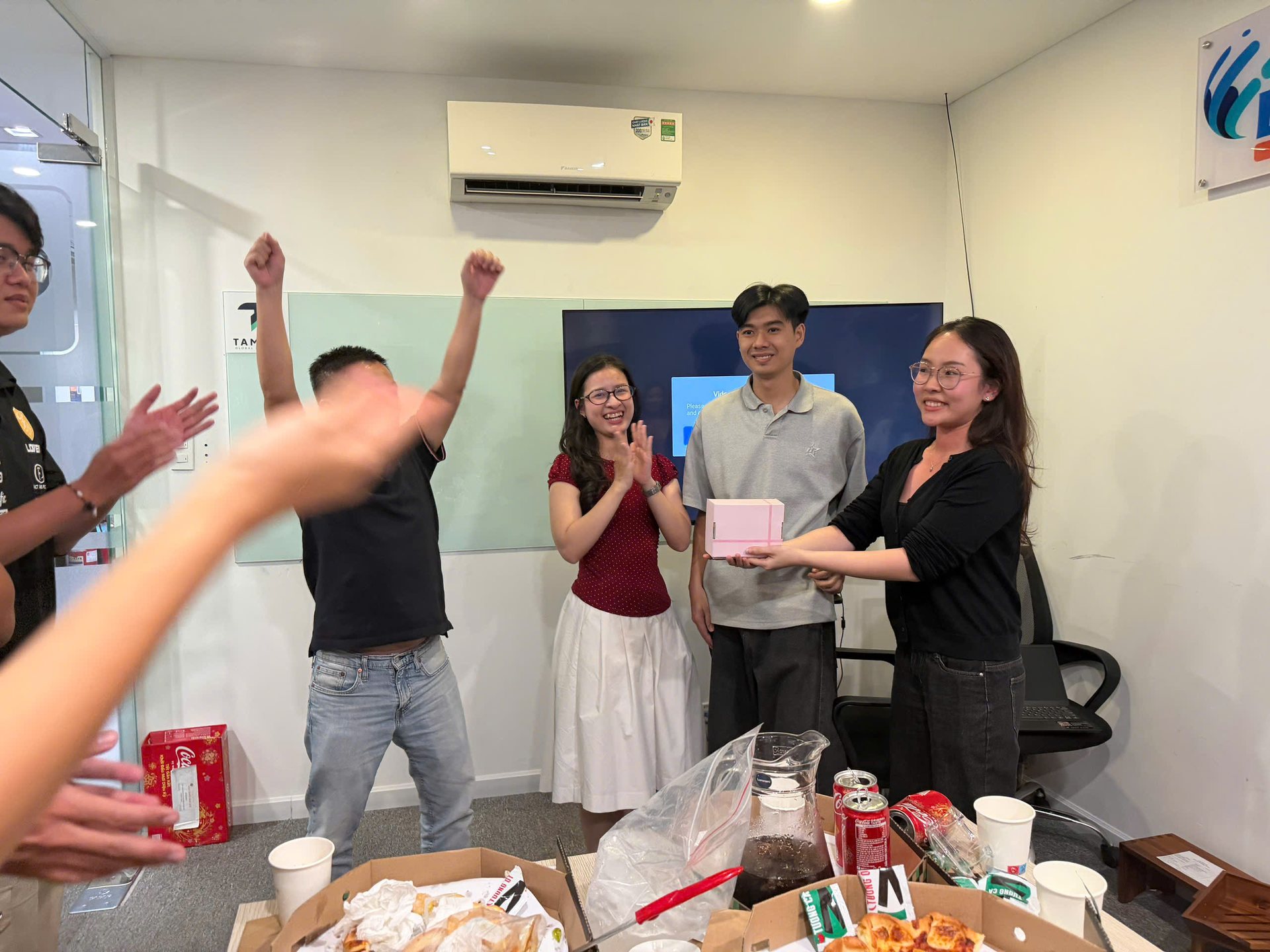 Trao thưởng mini game trong chương trình 20/10 tại Bluezon