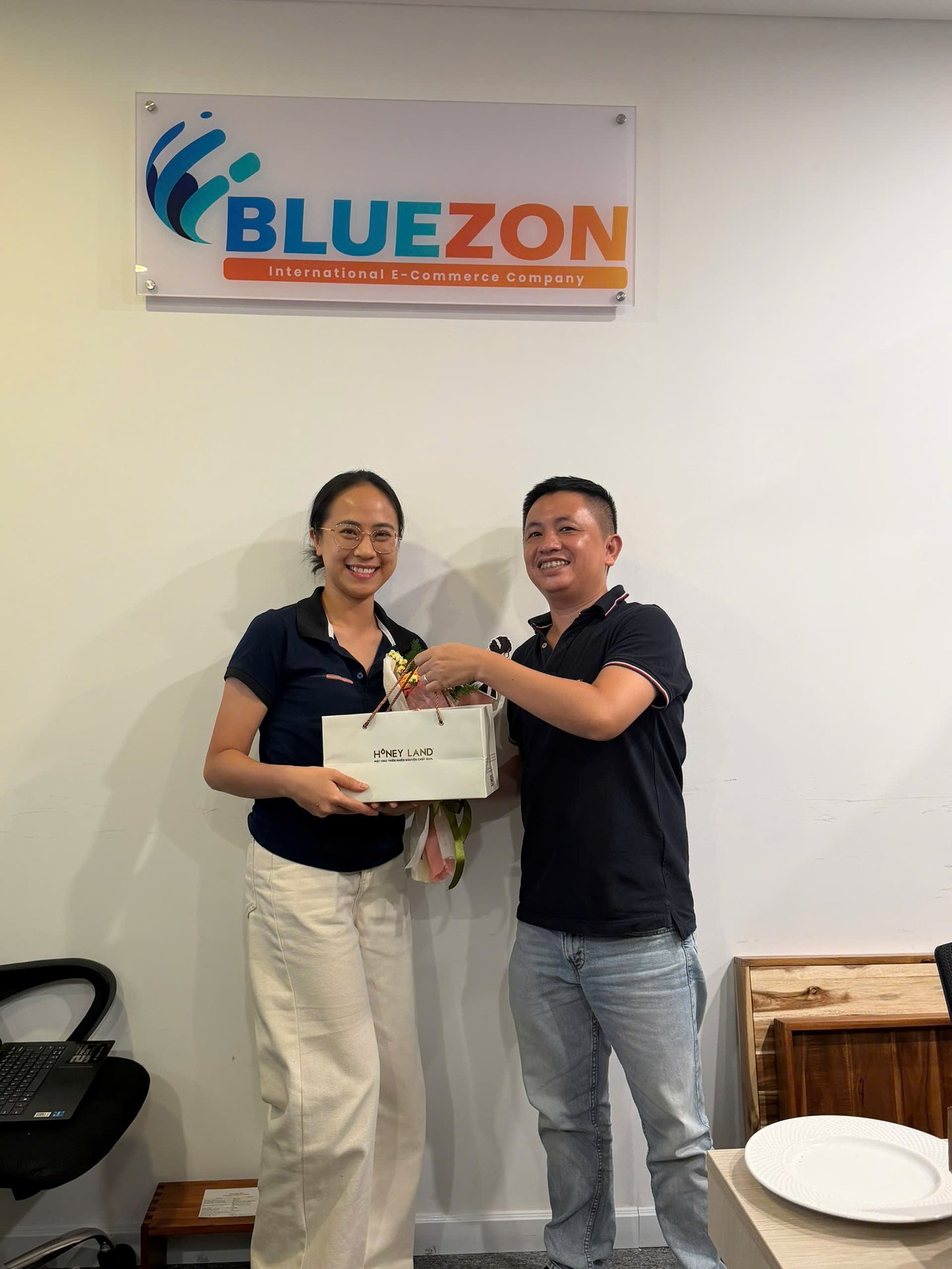 Nam Bluezon tặng hoa và quà cho đồng nghiệp nữ nhân ngày 20/10