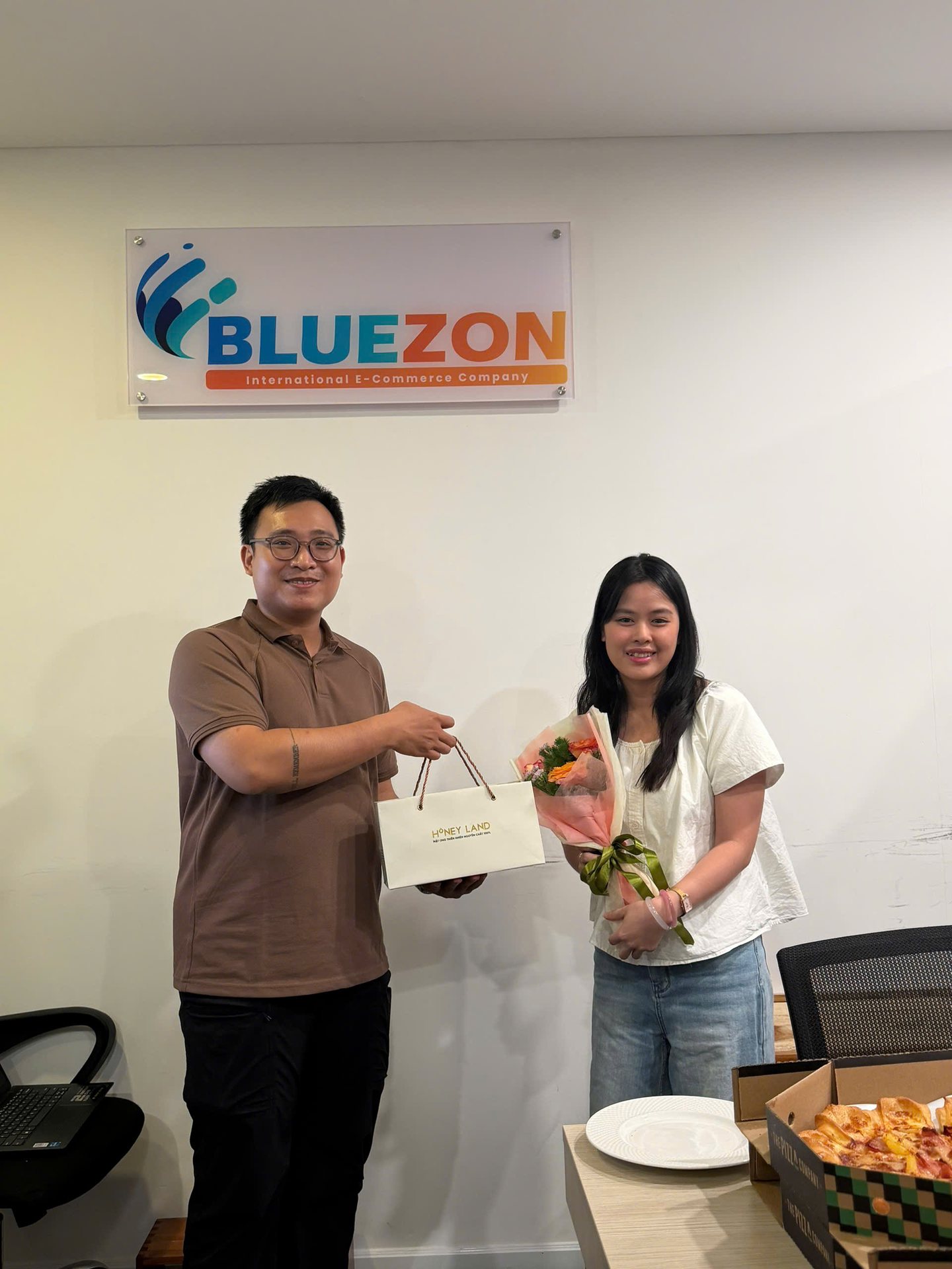 Nam Bluezon tặng hoa và quà cho đồng nghiệp nữ nhân ngày 20/10