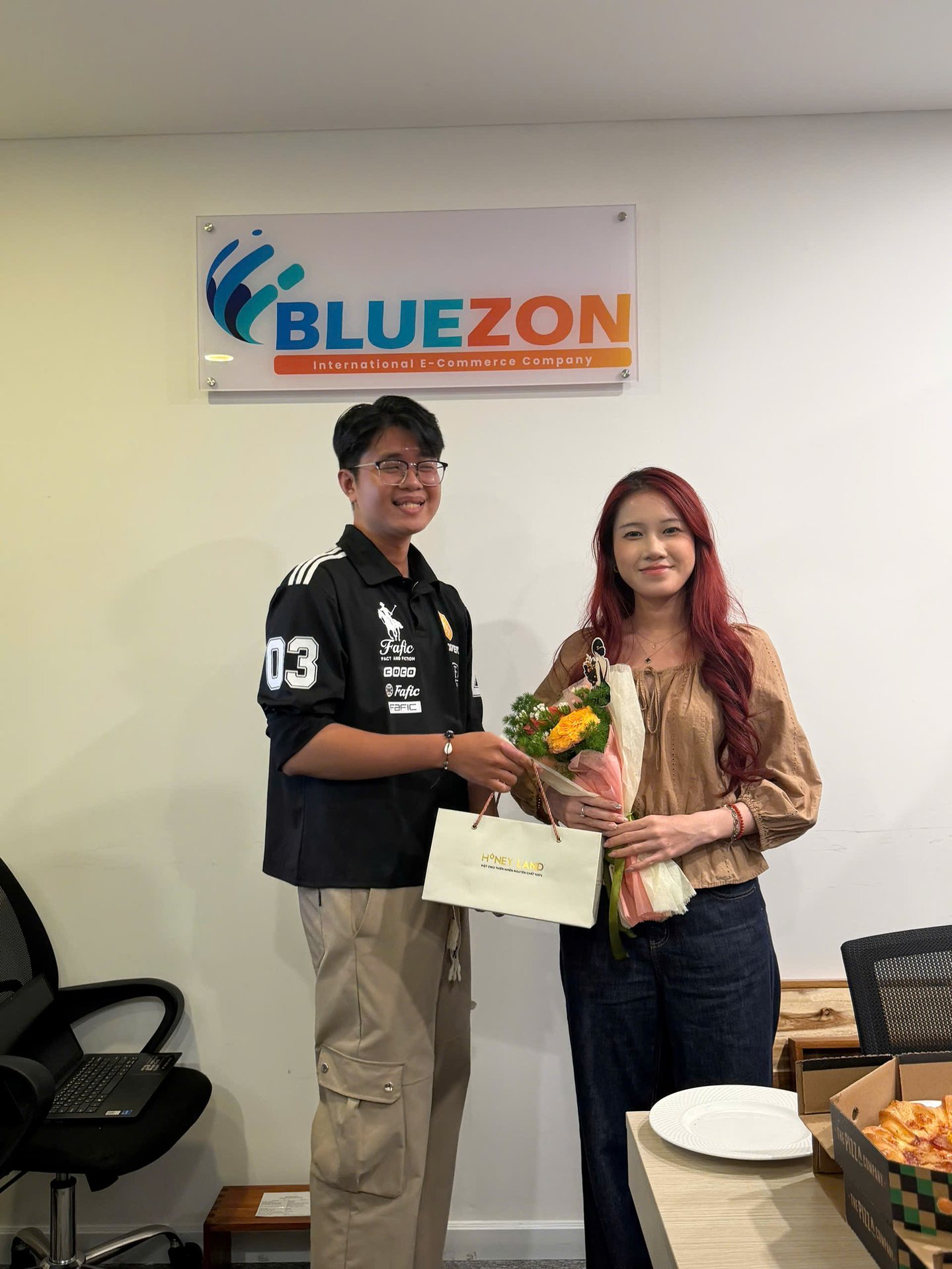 Nam Bluezon tặng hoa và quà cho đồng nghiệp nữ nhân ngày 20/10