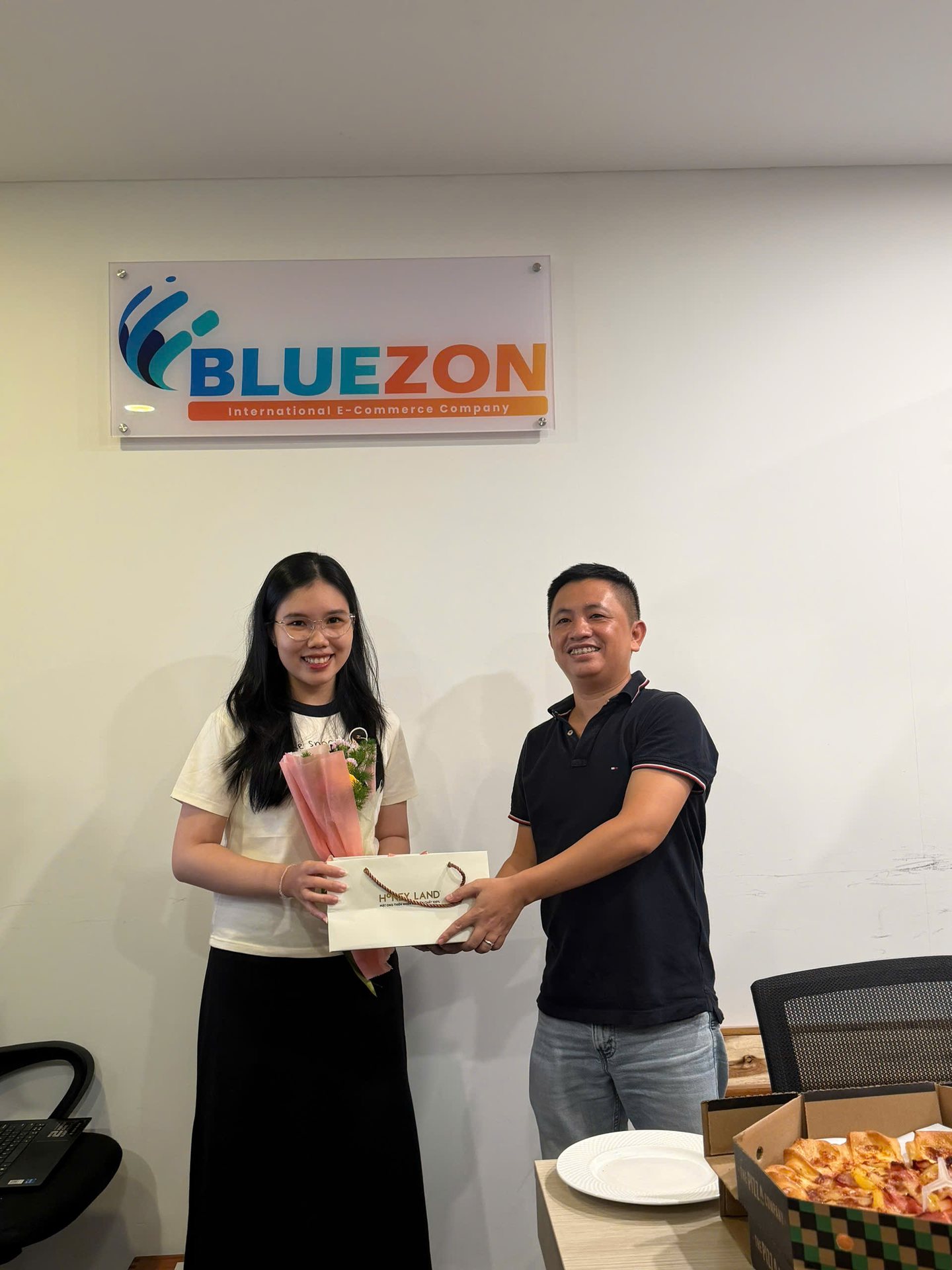 Nam Bluezon tặng hoa và quà cho đồng nghiệp nữ nhân ngày 20/10
