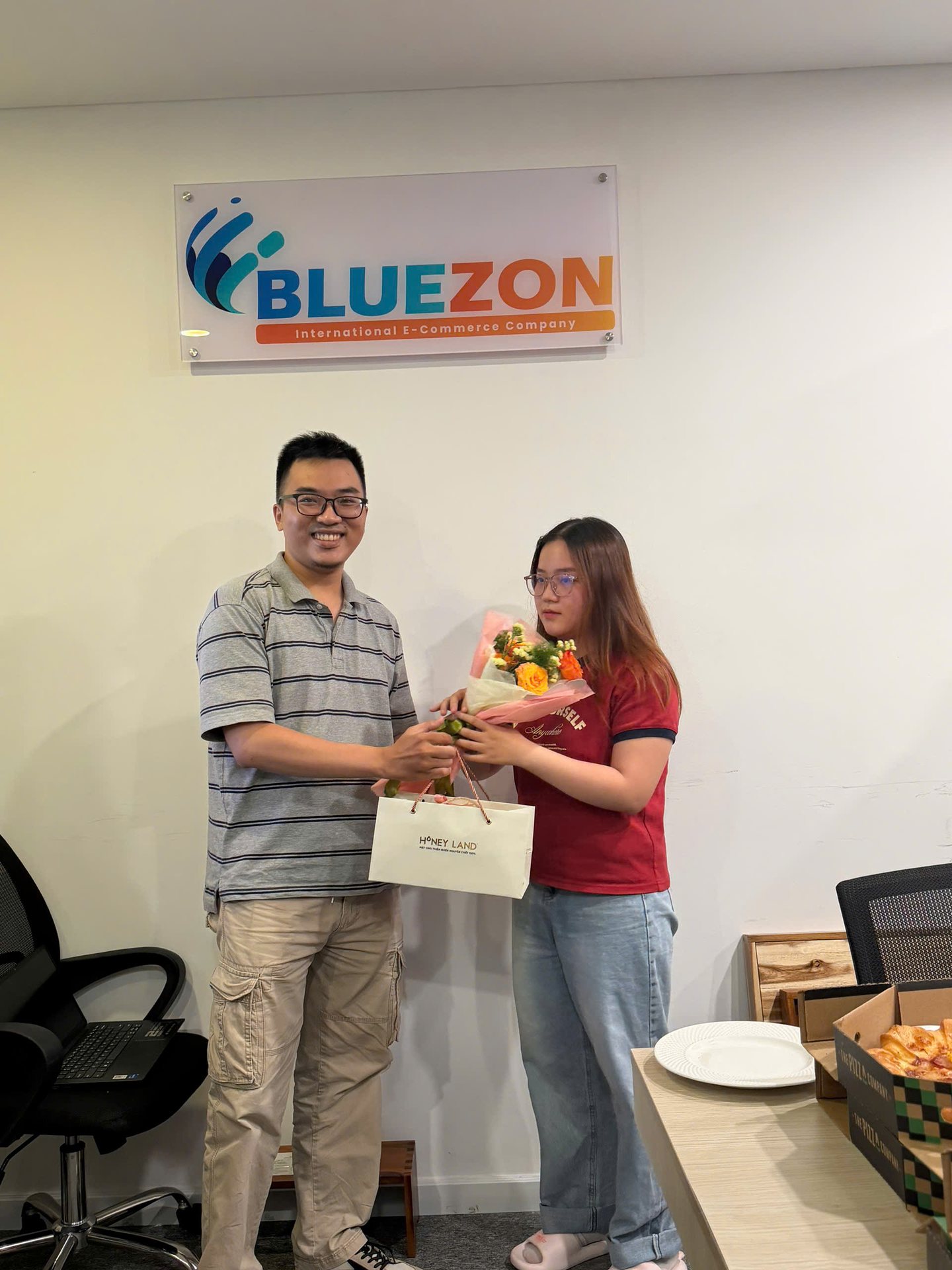 Nam Bluezon tặng hoa và quà cho đồng nghiệp nữ nhân ngày 20/10