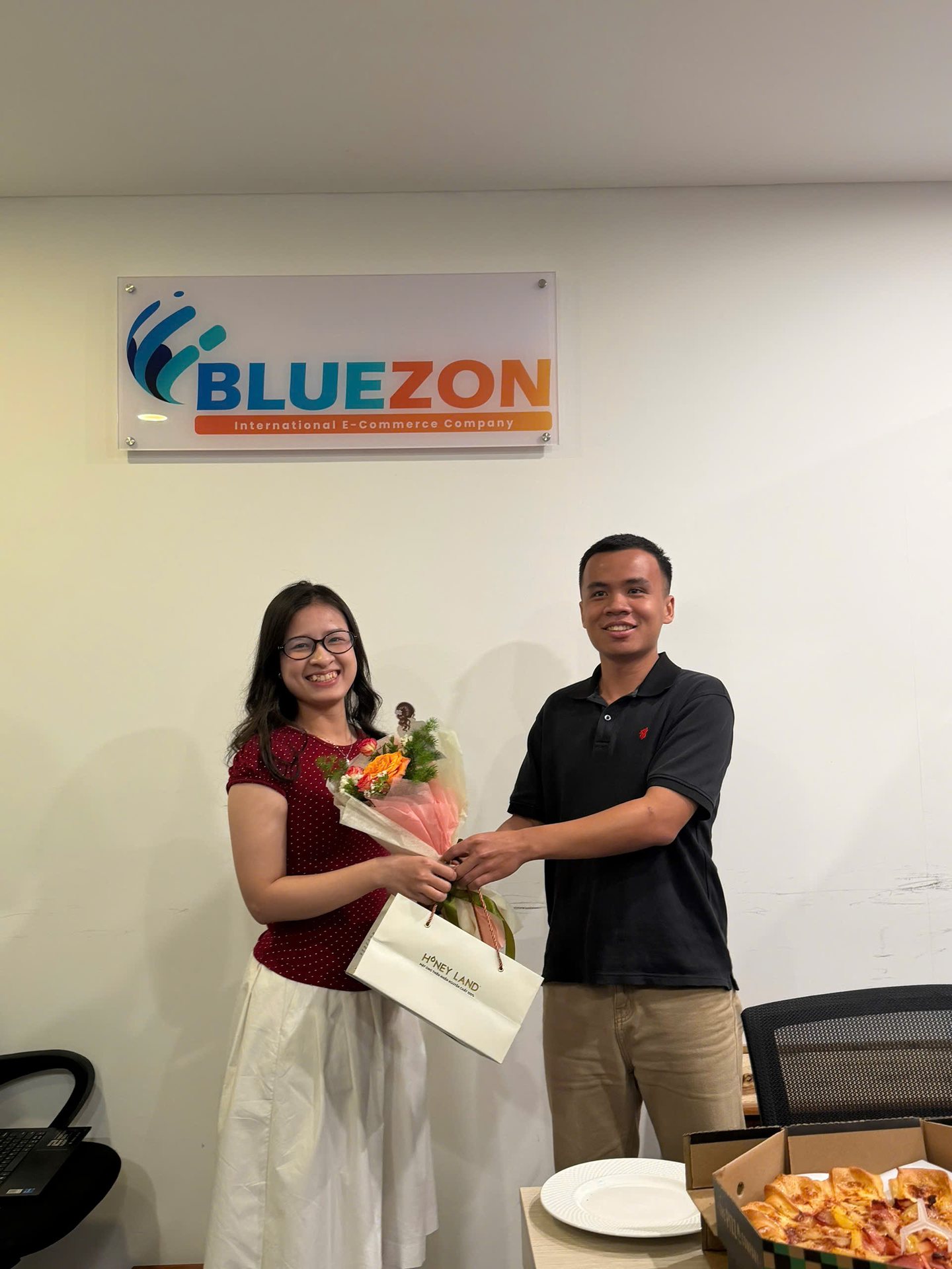 Nam Bluezon tặng hoa và quà cho đồng nghiệp nữ nhân ngày 20/10