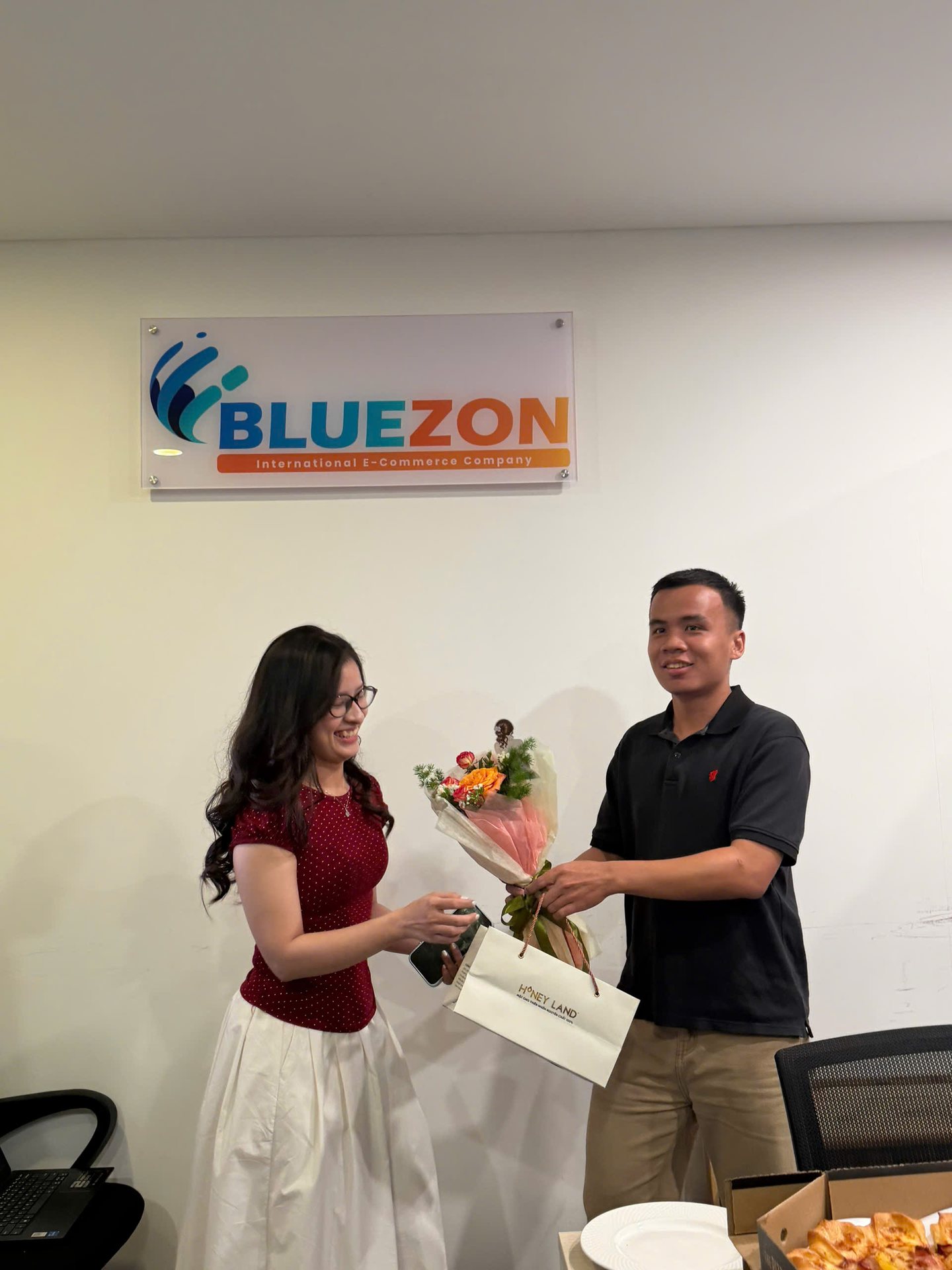 Nam Bluezon tặng hoa và quà cho đồng nghiệp nữ nhân ngày 20/10