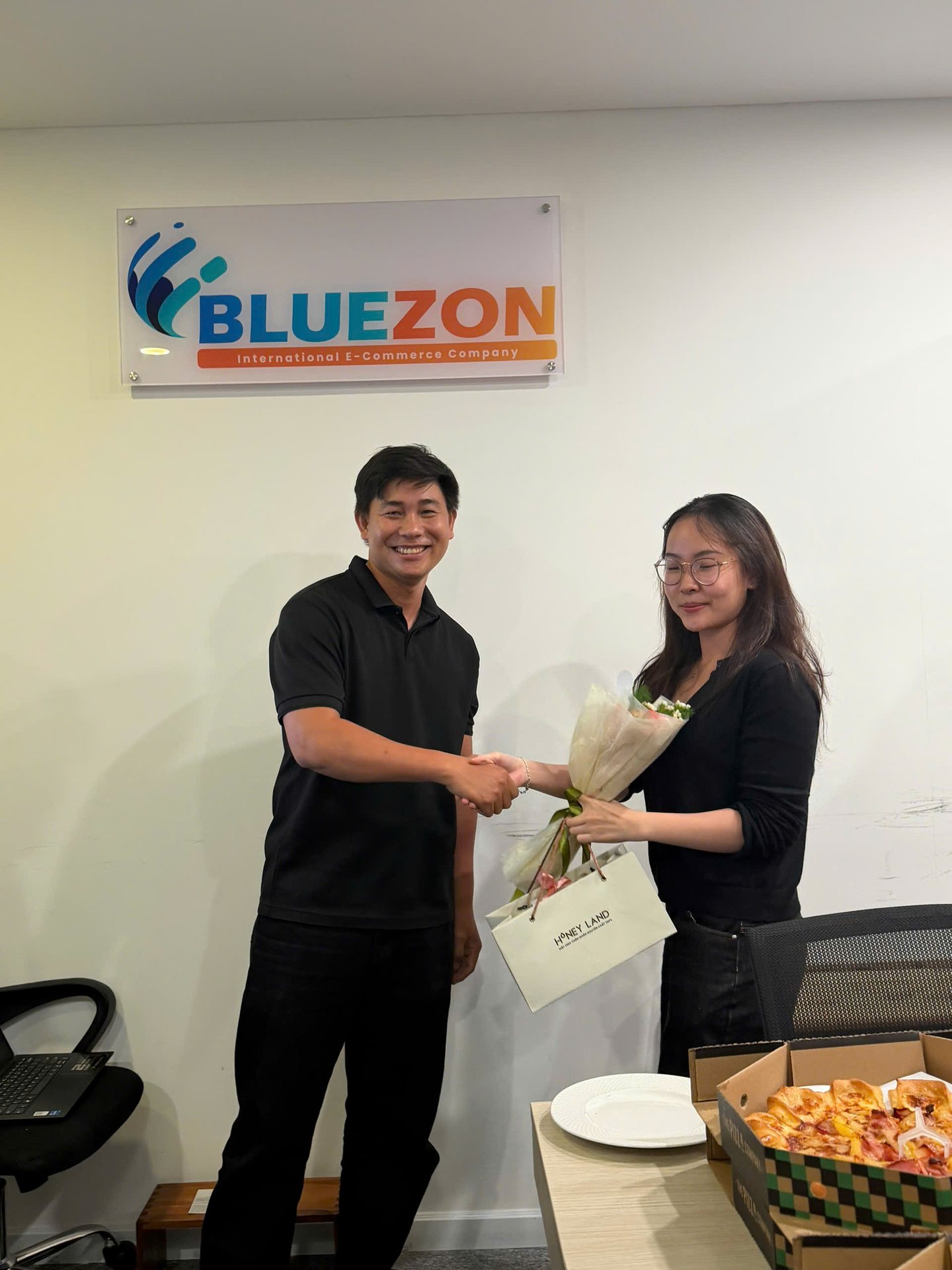Nam Bluezon tặng hoa và quà cho đồng nghiệp nữ nhân ngày 20/10