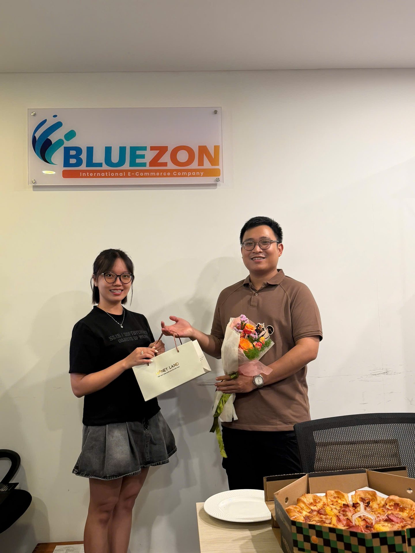 Nam Bluezon tặng hoa và quà cho đồng nghiệp nữ nhân ngày 20/10