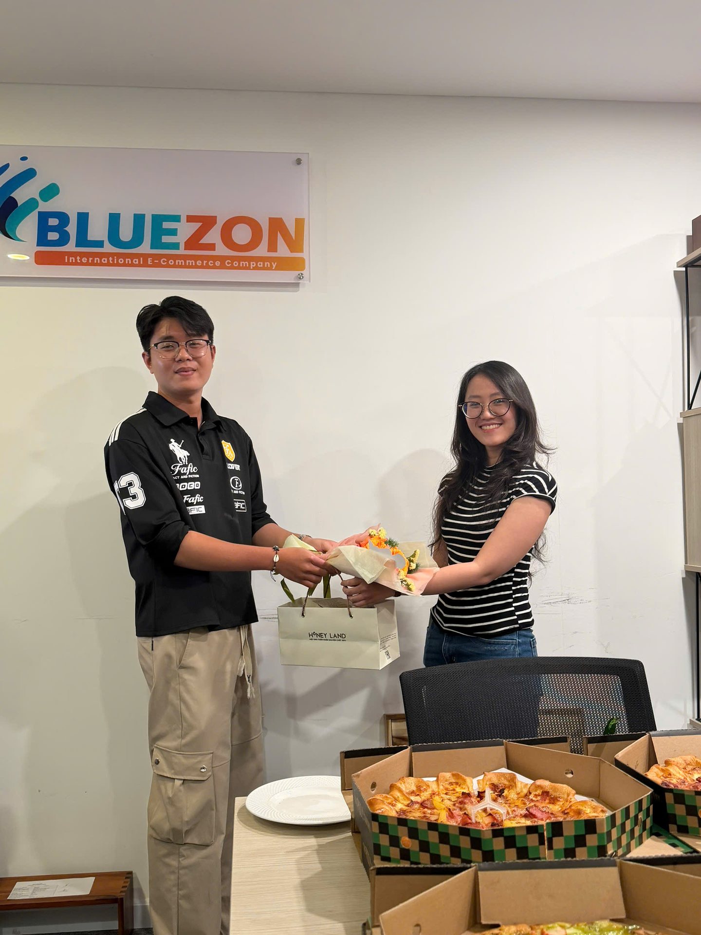 Nam Bluezon tặng hoa và quà cho đồng nghiệp nữ nhân ngày 20/10