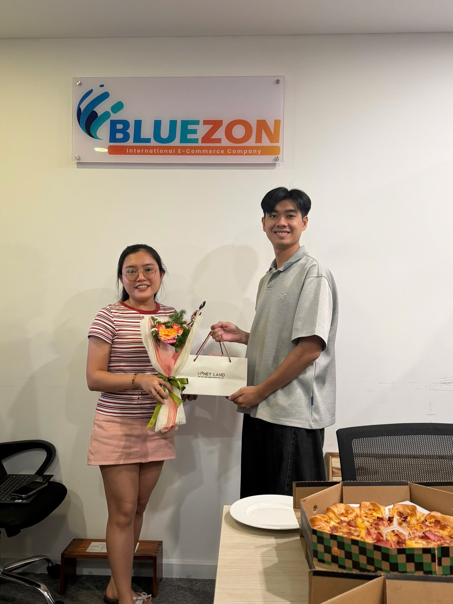 Nam Bluezon tặng hoa và quà cho đồng nghiệp nữ nhân ngày 20/10