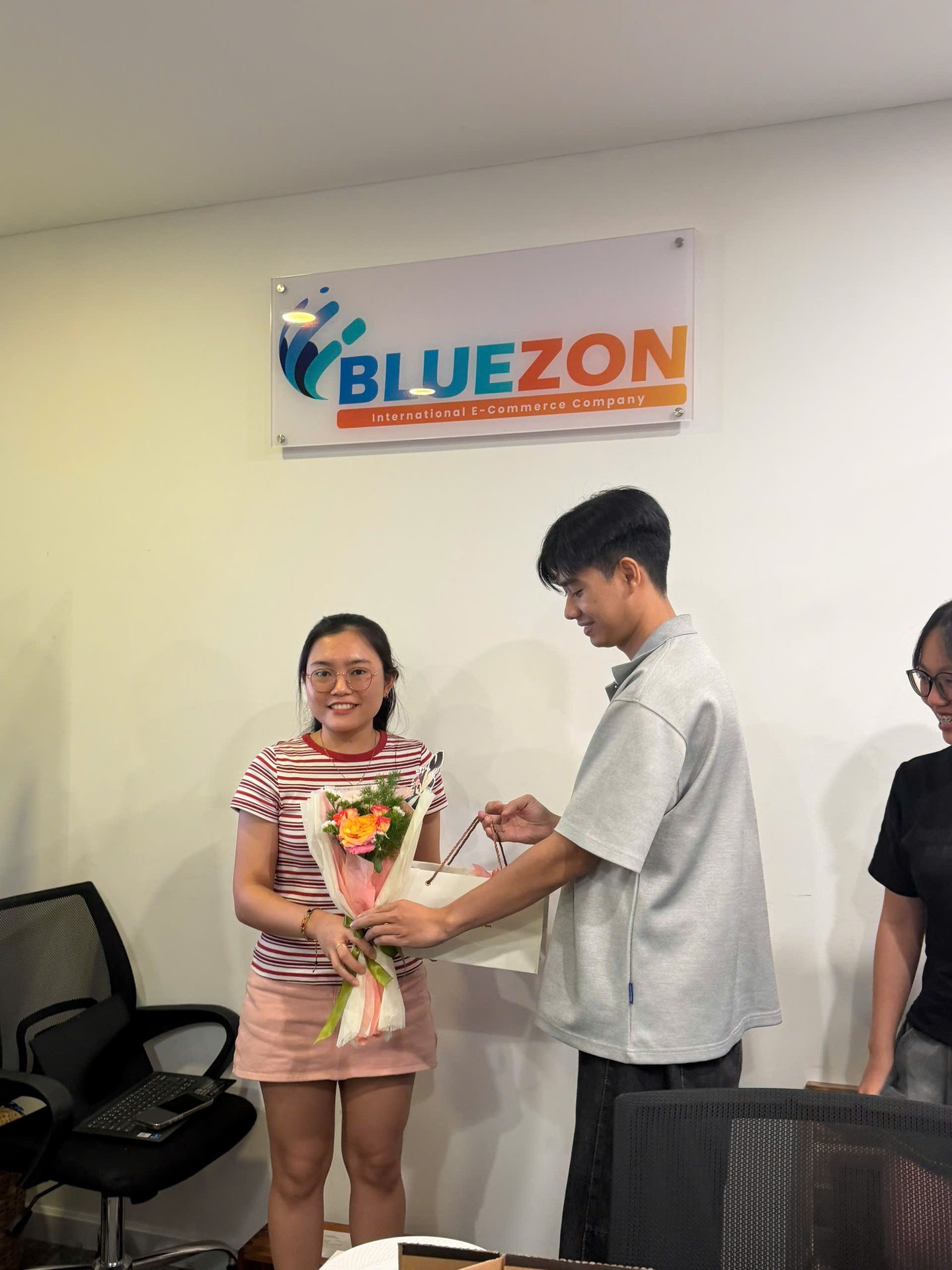 Nam Bluezon tặng hoa và quà cho đồng nghiệp nữ nhân ngày 20/10