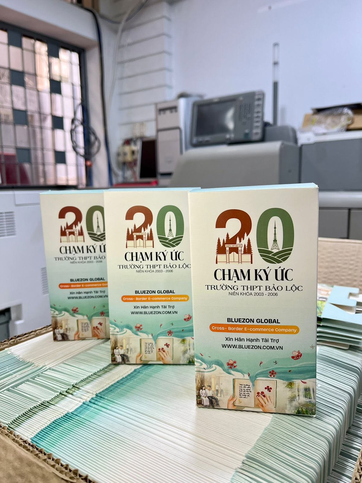 Hộp quà 20 Năm Chạm Ký Ức do Bluezon thiết kế
