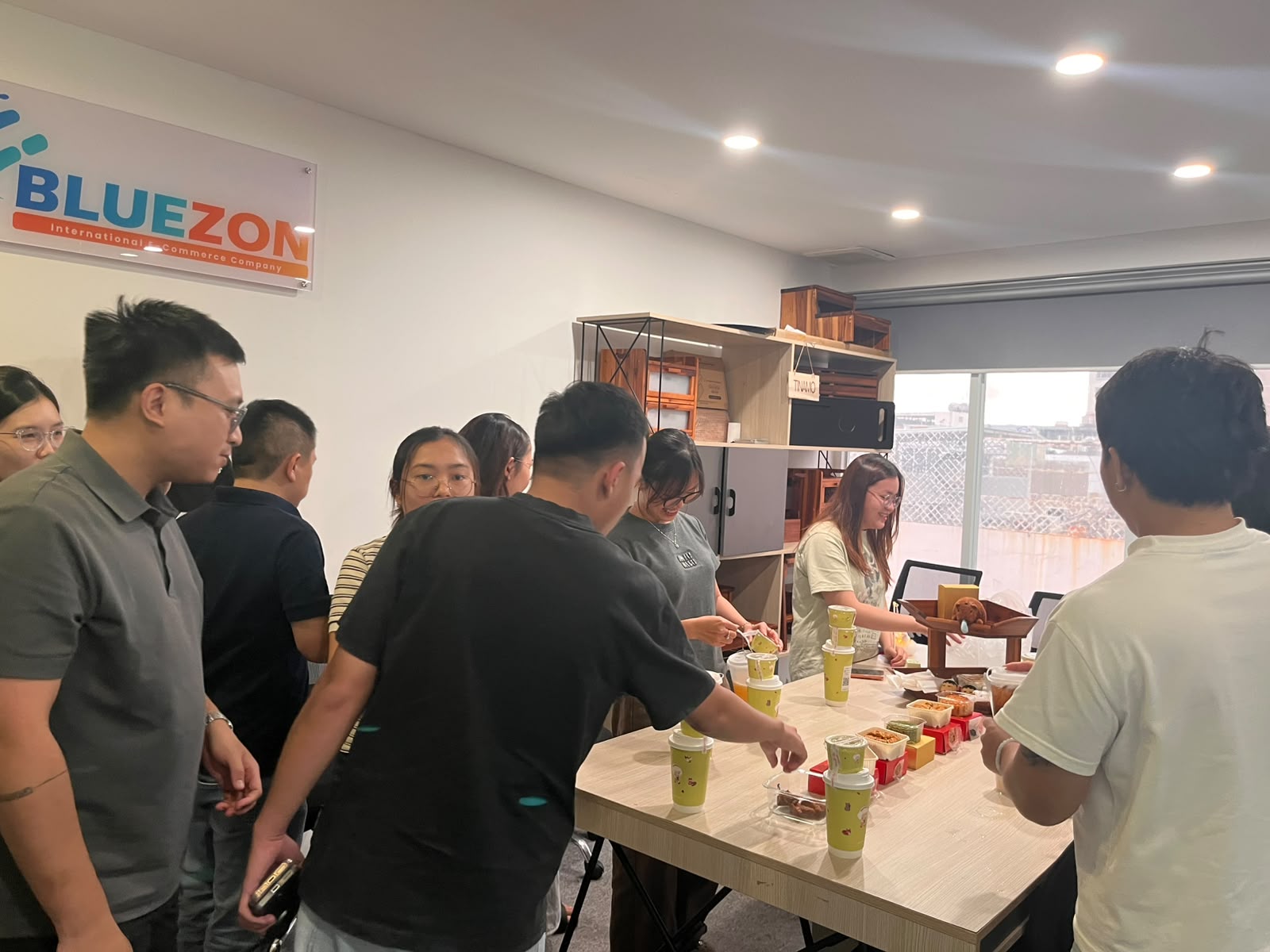 Nhân sự Bluezon quây quần bên bàn tiệc Trung Thu