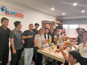 Tập thể Bluezon chụp ảnh chung trong tiệc Trung Thu tại văn phòng
